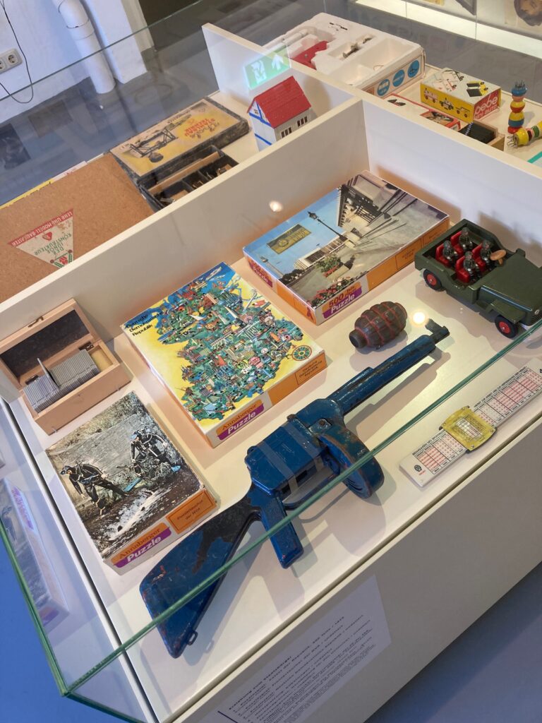 Vitrine “Erziehung zum Staatsbürger” in der Dauerausstellung des Museum Utopie und Alltag, Eisenhüttenstadt (Foto AK)